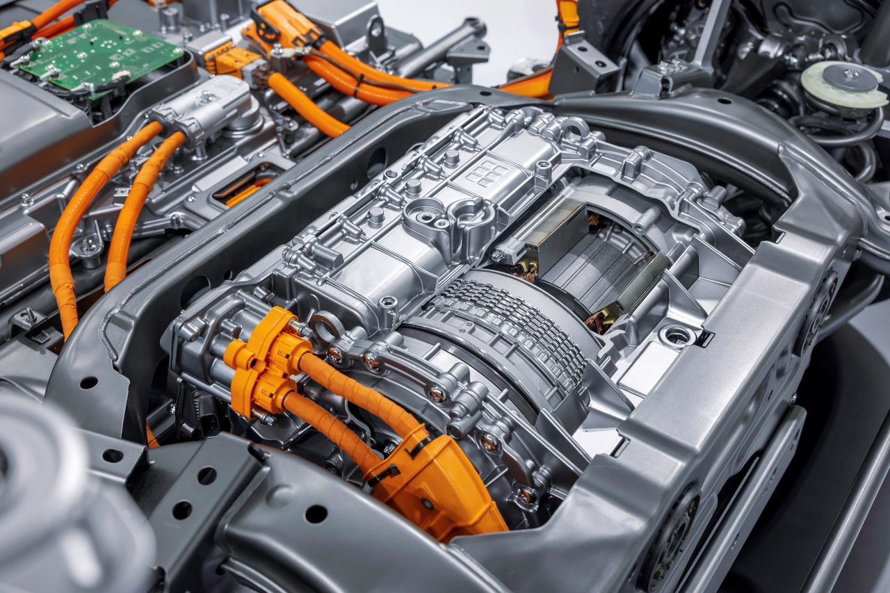 Vista detallada del motor eléctrico del nuevo Mercedes CLA, destacando su tecnología avanzada.