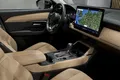 Vista del interior del Mazda CX-5 2026, con detalles en acabado claro y pantalla multimedia.