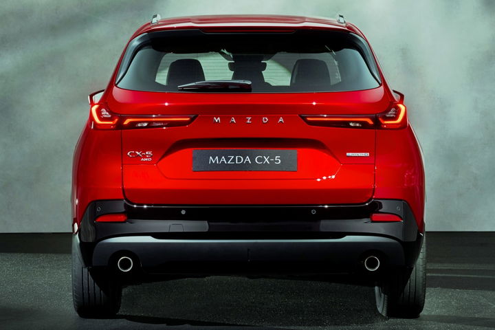 Vista trasera del Mazda CX-5 2026, destacando su diseño moderno y elegante.