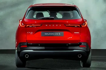 Vista trasera del Mazda CX-5 2026, destacando su diseño moderno y elegante.