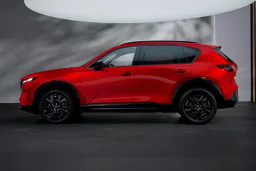 El nuevo Mazda CX-5 2026 destaca por su diseño elegante y moderno en lateral. Con líneas fluidas y un atractivo visual.
