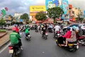 Vista vibrante de una ciudad con un mar de motos, más que personas.