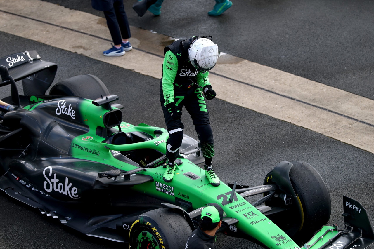 Nico Hülkenberg celebra en el podio tras una histórica actuación en Silverstone.