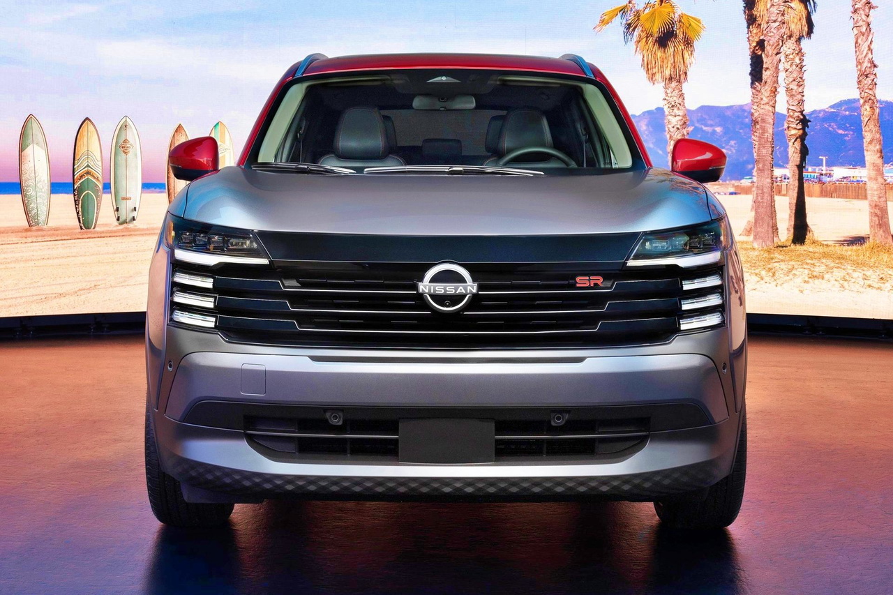 Vista frontal del Nissan Kicks, un SUV compacto ideal para la ciudad.