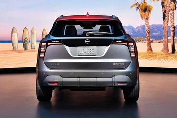 Vista trasera del Nissan Kicks, destaca su diseño moderno y compacto.