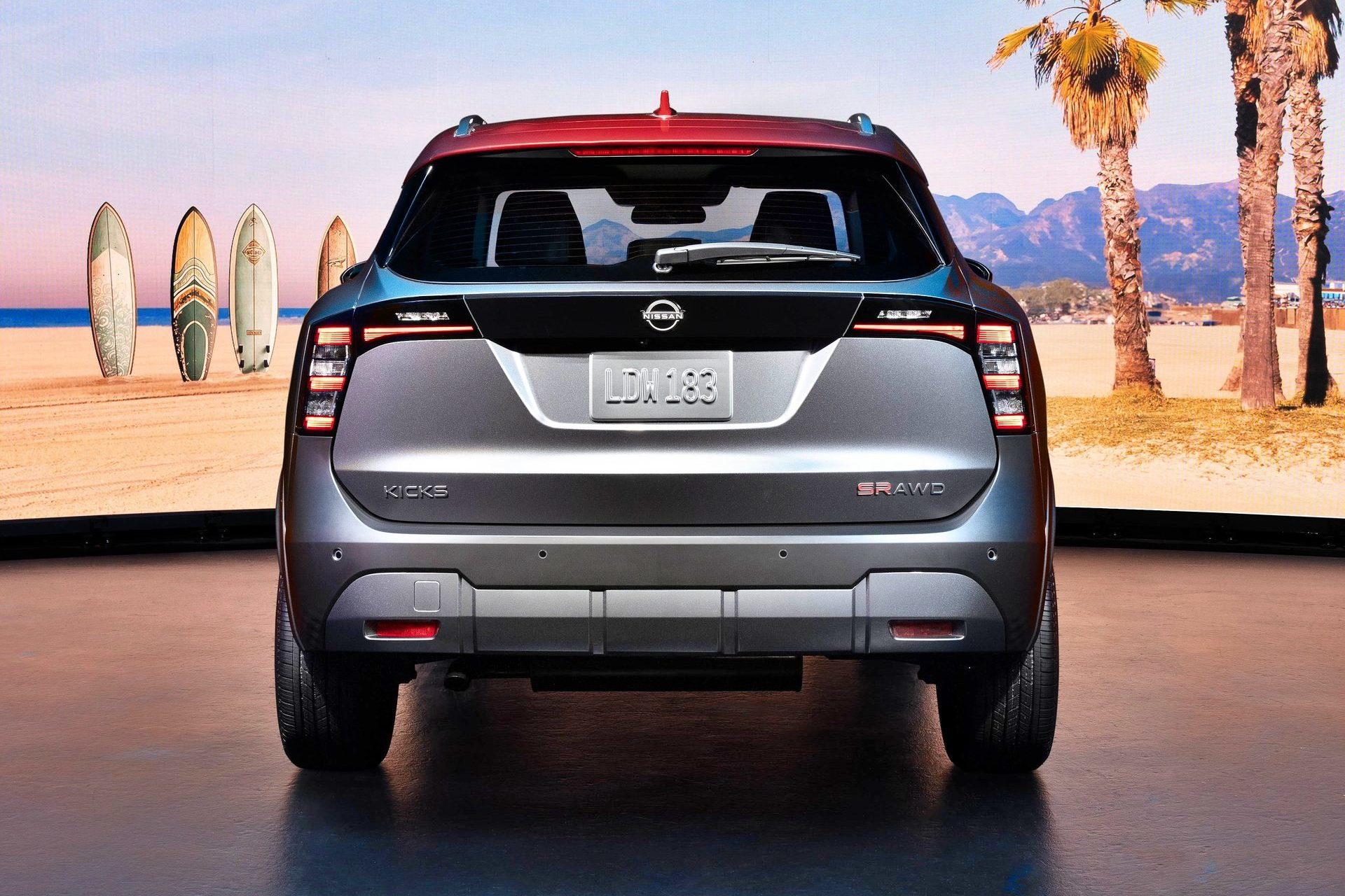 Vista trasera del Nissan Kicks, destaca su diseño moderno y compacto.