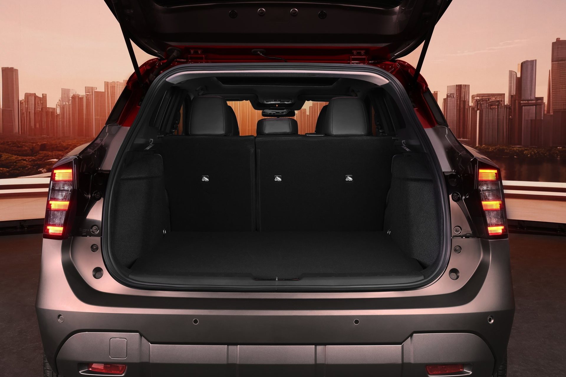 Amplio maletero del Nissan Kicks, ideal para viajes. Práctico y funcional para el día a día.