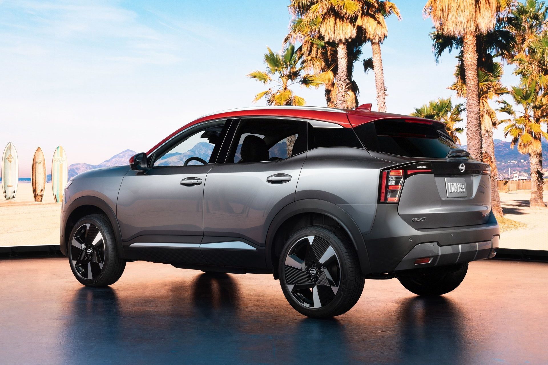 Un SUV japonés con un diseño moderno, ideal para la ciudad y el campo.