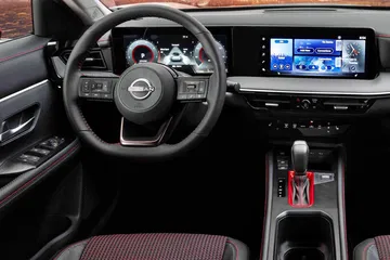 Salpicadero moderno y funcional que destaca en el Nissan Kicks.