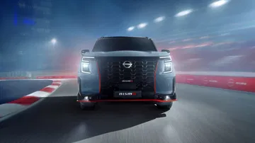 El Nissan Patrol Nismo destaca por su imponente diseño y agresiva parrilla frontal.