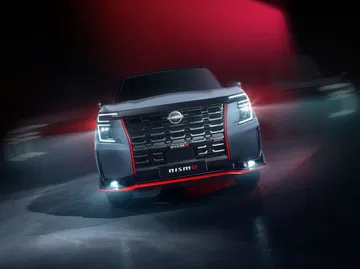 El Nissan Patrol Nismo presenta una agresiva parrilla frontal y un diseño imponente.
