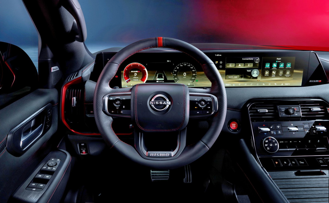 Diseño deportivo y tecnológico en el volante del Nissan Patrol, con acabados en rojo.