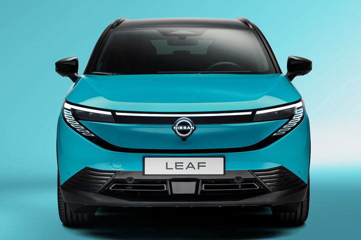 Frontal del nuevo Nissan Leaf 2026, con un diseño moderno y aerodinámico.
