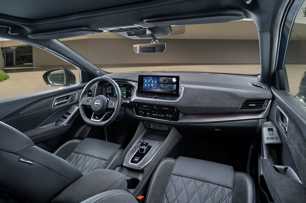 El interior del Nissan Qashqai 2026 combina confort y tecnología avanzada.
