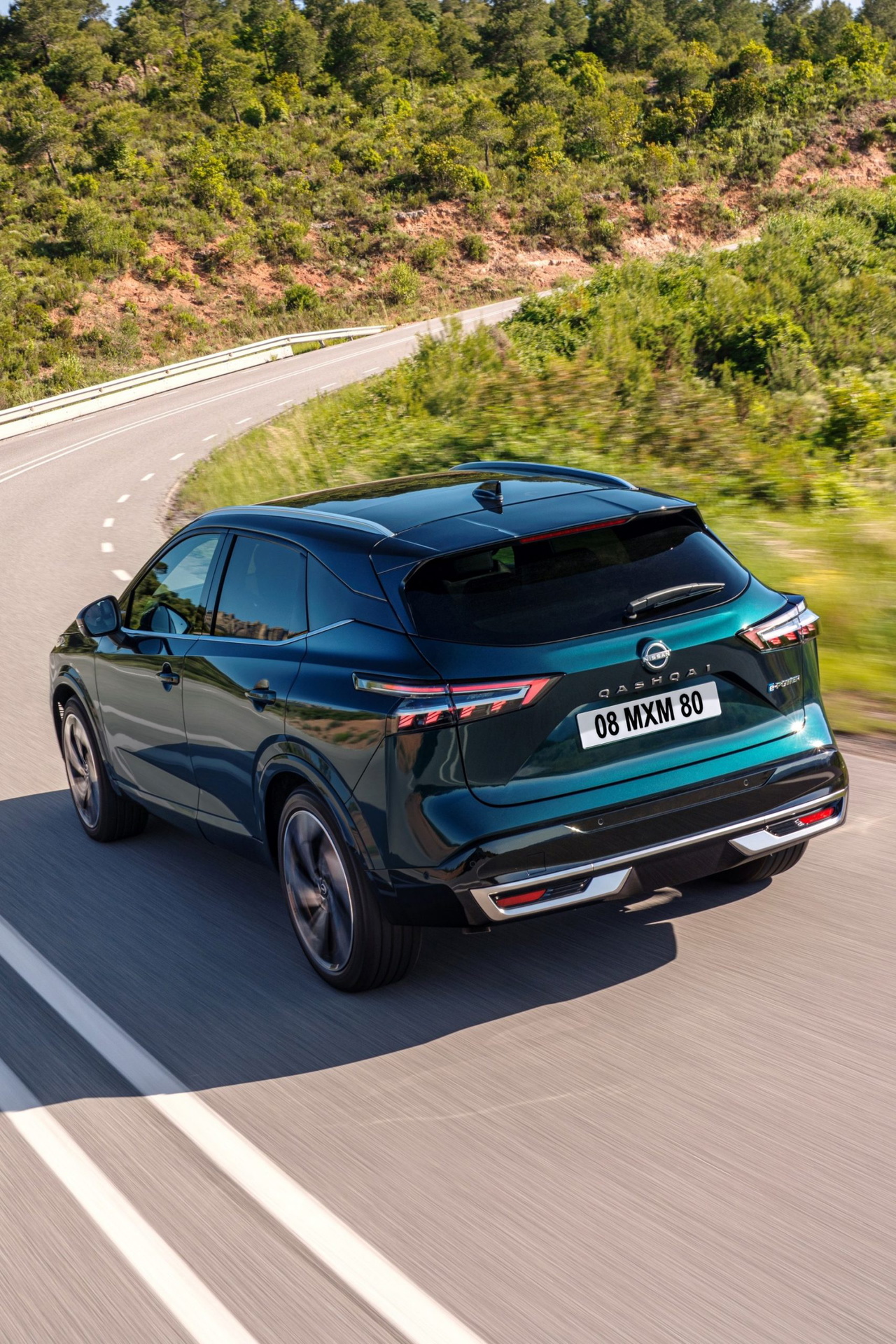 El nuevo Nissan Qashqai destaca con un diseño dinámico y un motor híbrido eficiente.