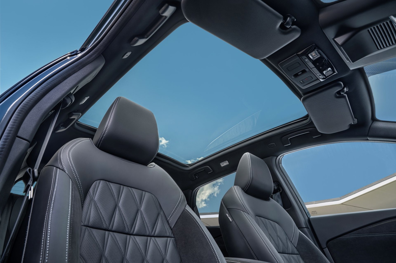 Vista del interior con asientos de diseño ergonómico y techo panorámico.