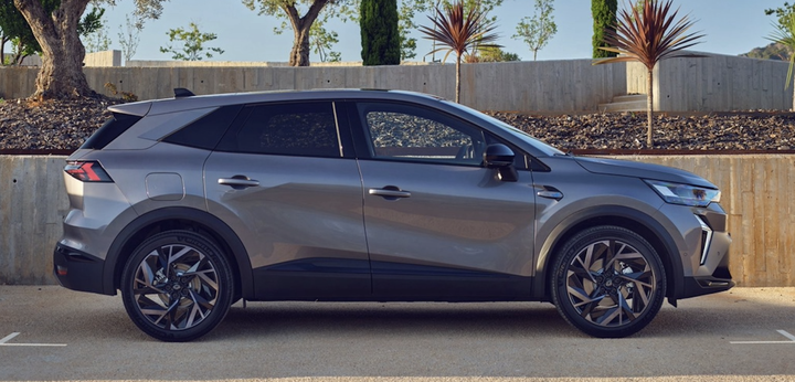Vista lateral del SUV Renault, destacando su diseño moderno y aéreo.