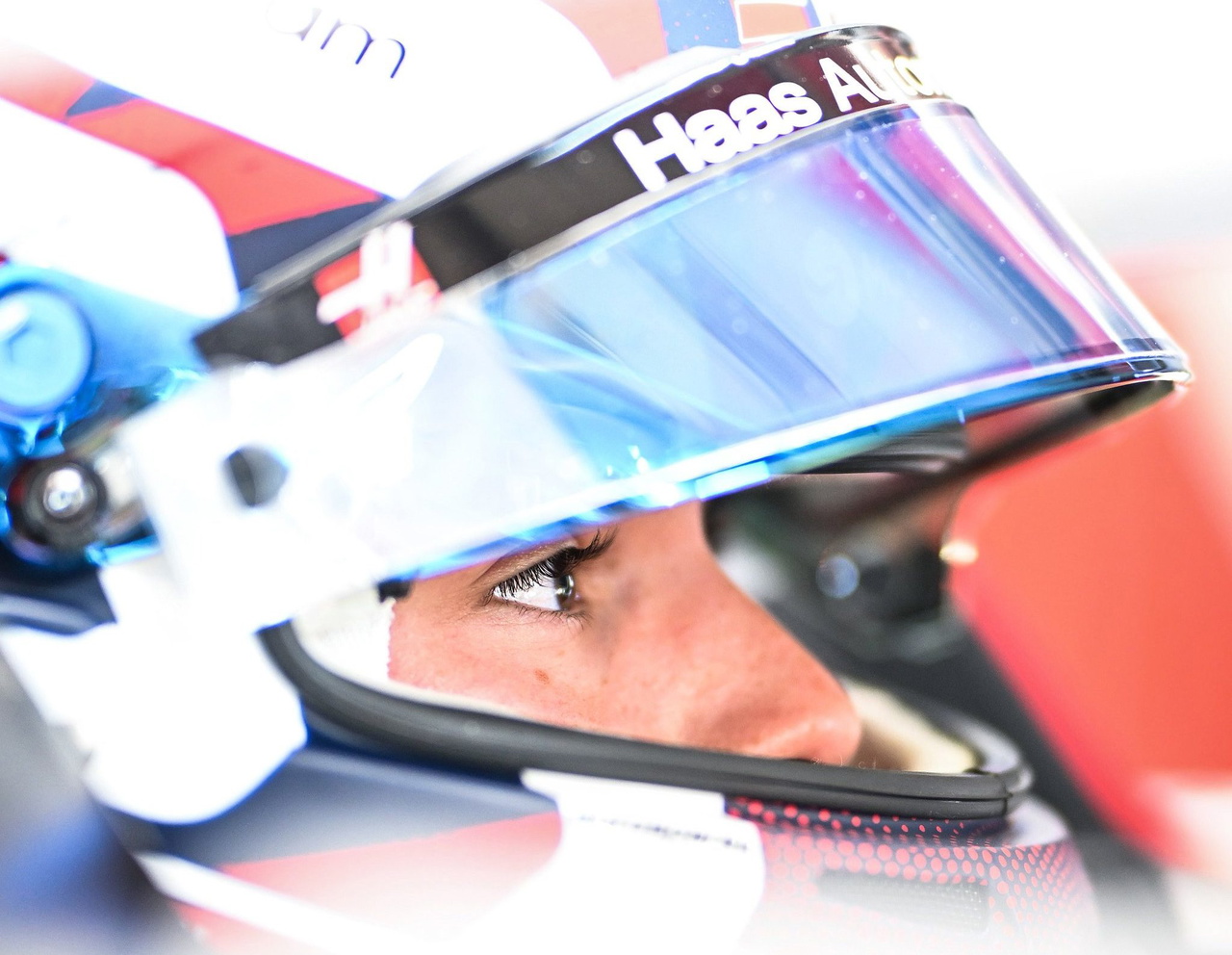 El piloto Oliver Bearman se prepara para la carrera con su casco de Haas.
