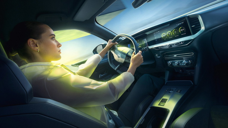 Vista del interior del Opel Mokka GSe, resaltando su dise&ntilde;o moderno y tecnol&oacute;gico.