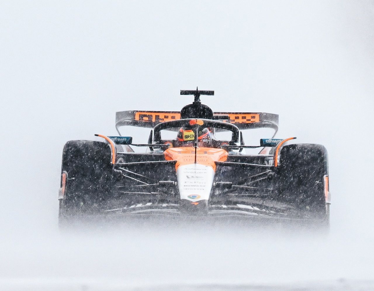 Oscar Piastri pilotea su McLaren bajo un diluvio en Silverstone. Gran actuación en condiciones extremas.