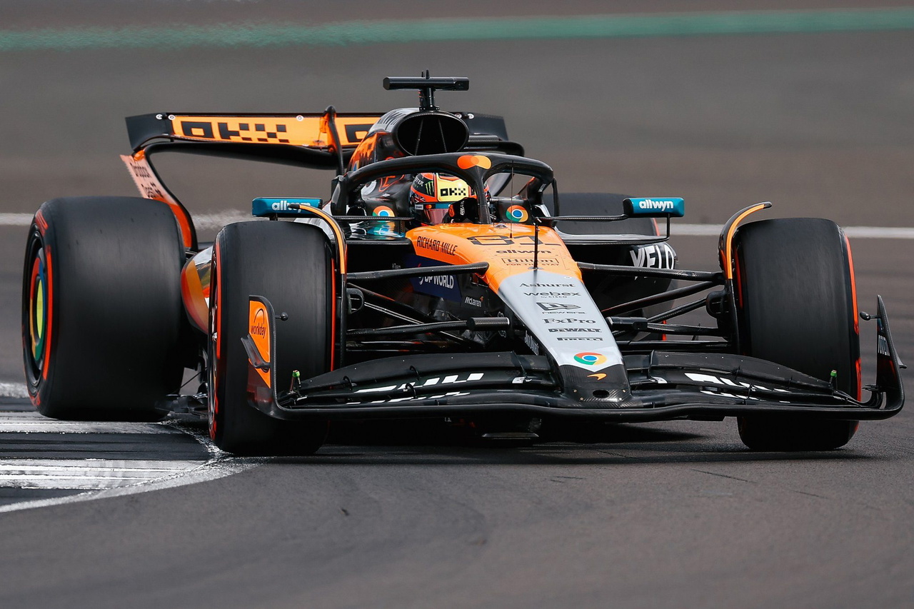 Oscar Piastri a los mandos de su McLaren en una emocionante calificación en Silverstone.