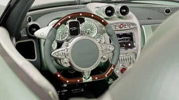 Interiores refinados y techos elegantes en el Pagani Huayra Codalunga Speedster.