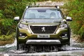 Peugeot Landtrek atravesando un tramo de agua, mostrando su capacidad todoterreno.