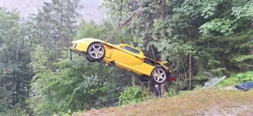 Porsche Carrera GT siendo removido tras un accidente en Austria.