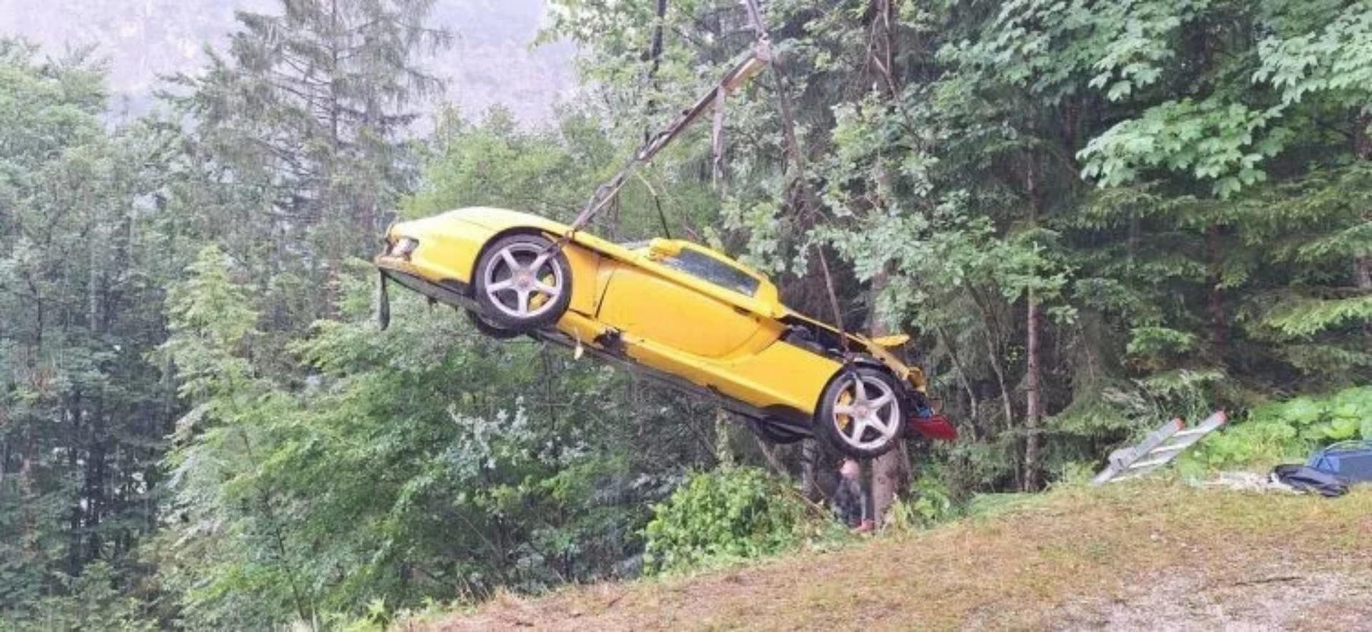 Porsche Carrera GT siendo removido tras un accidente en Austria.