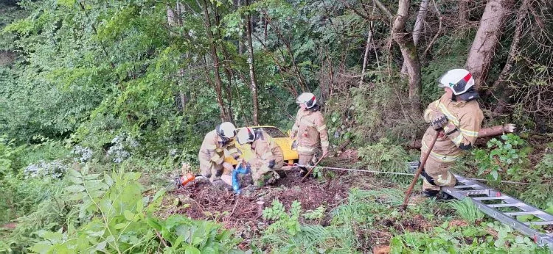 Los servicios de emergencia atienden un accidente de un Porsche Carrera GT en Austria.