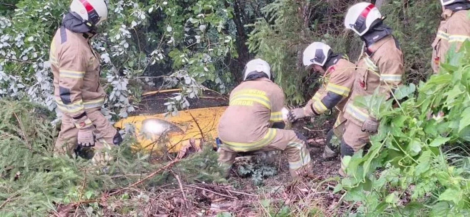 Intervención de los servicios de emergencia en un accidente de un Porsche Carrera GT.