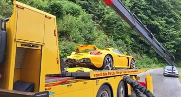 Porsche Carrera GT accidentado en Austria, retirado por grúa