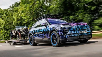 Porsche Cayenne eléctrico en movimiento, mostrando su diseño dinámico.