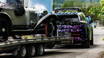 El Porsche Cayenne eléctrico muestra su evolución al transportar un clásico junto al moderno.