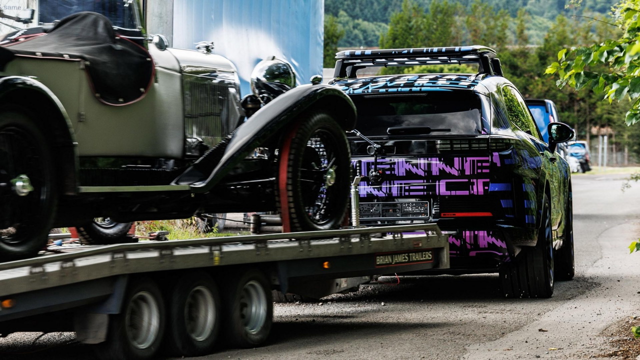 El Porsche Cayenne eléctrico muestra su evolución al transportar un clásico junto al moderno.