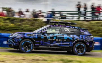 El nuevo Porsche Cayenne eléctrico, combina diseño moderno y rendimiento off-road. El nuevo Porsche Cayenne eléctrico, combina diseño moderno y rendimiento off-road.