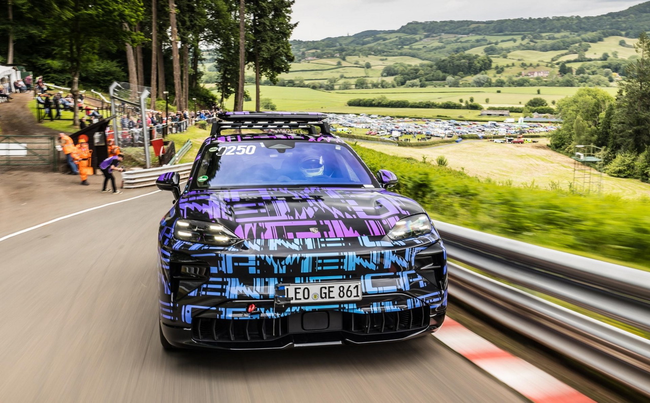 Prototipo del nuevo Porsche Cayenne Electric en acción durante pruebas de rendimiento.