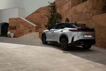 El Lexus presenta un diseño moderno que redefine la conducción sin cables.