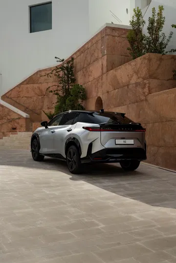 Presenta el Lexus RZ, un coche que revolucionará tu experiencia al volante.