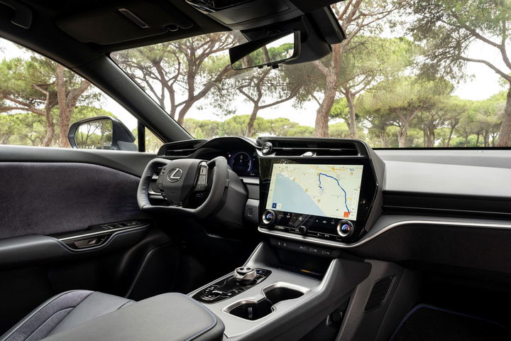 prueba dirección steer by wire sin cables lexus (59) El interior del Lexus destaca por su diseño futurista y tecnología avanzada.