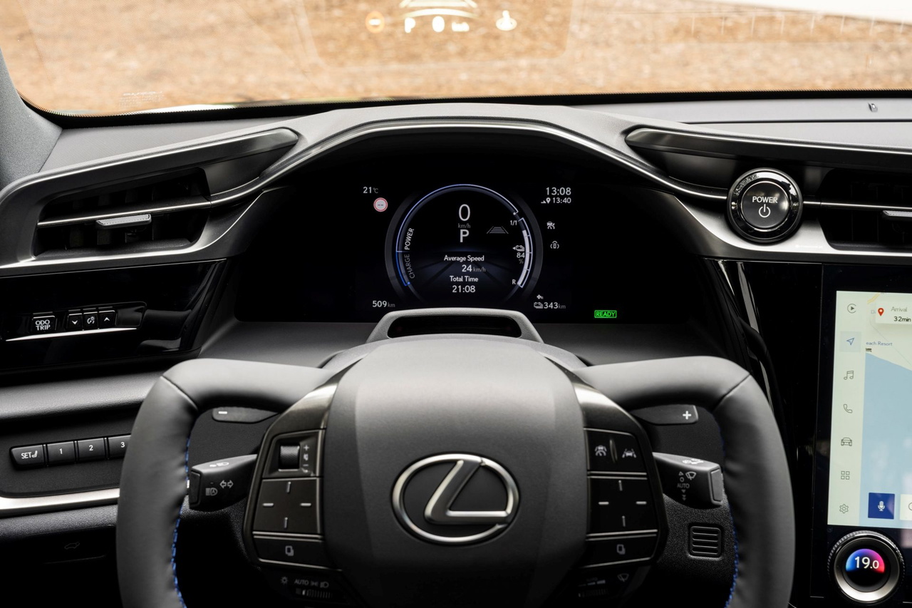 El interior muestra el revolucionario volante sin cables de Lexus, que transforma la experiencia de conducción.