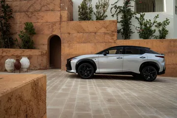 Con este volante, llega a España un puntero coche que quiere cambiar la manera que tienes de conducir.