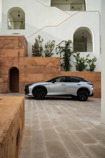 El innovador diseño lateral de este Lexus redefine la experiencia de conducción.