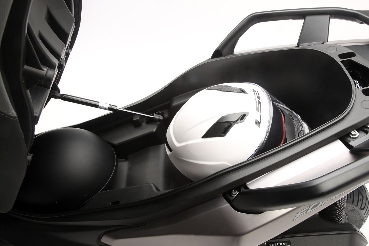 Maletero espacioso ideal para guardar un casco y otros objetos.