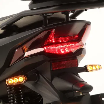 Iluminación trasera LED del ciclomotor, diseño moderno y funcional.
