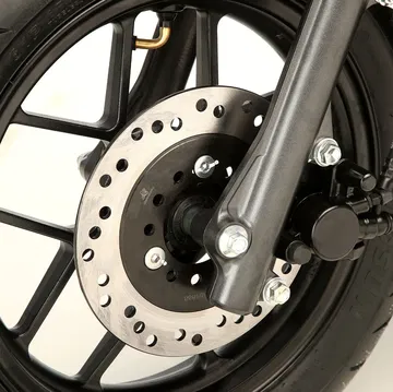 Detalle del sistema de frenos del ciclomotor, mostrando su disco y pinza.