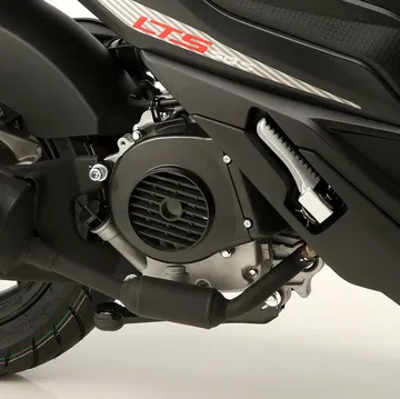 Imagen del motor del ciclomotor QJ LTS 50S, destacando su diseño compacto y eficiente.