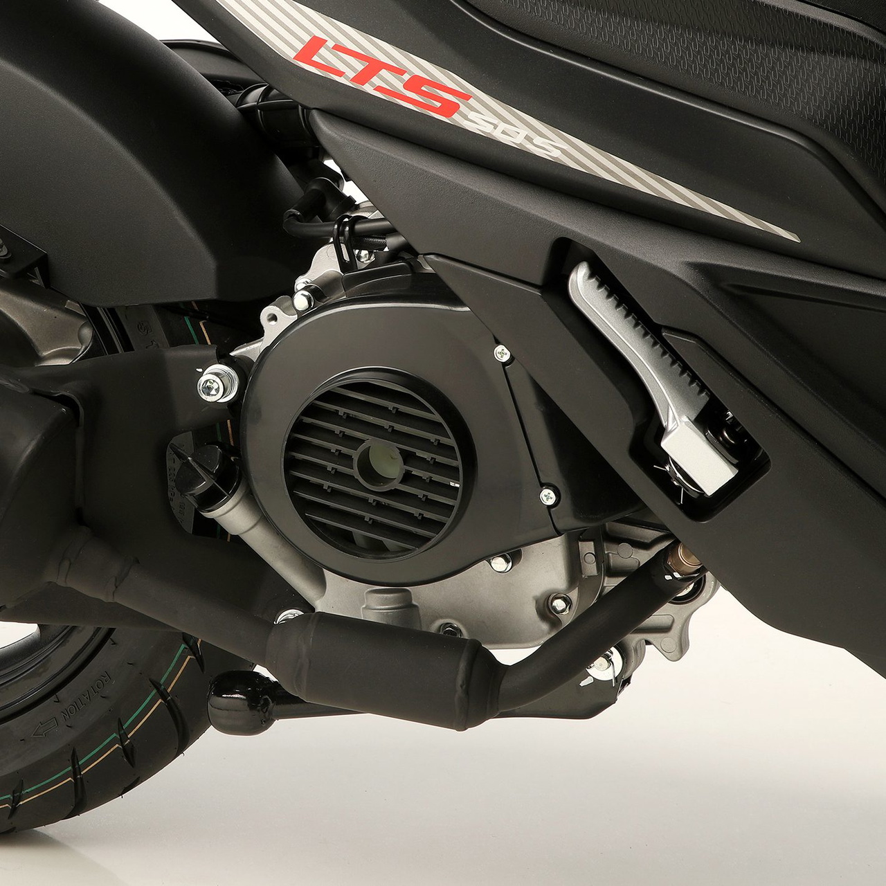 Imagen del motor del ciclomotor QJ LTS 50S, destacando su diseño compacto y eficiente.