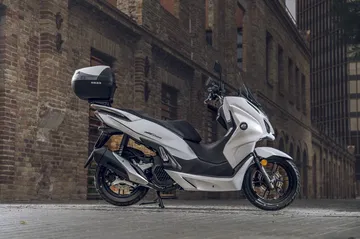 La scooter híbrida ligera ofrece 15 CV, diseño moderno y tecnología avanzada. La scooter híbrida ligera ofrece 15 CV, diseño moderno y tecnología avanzada.