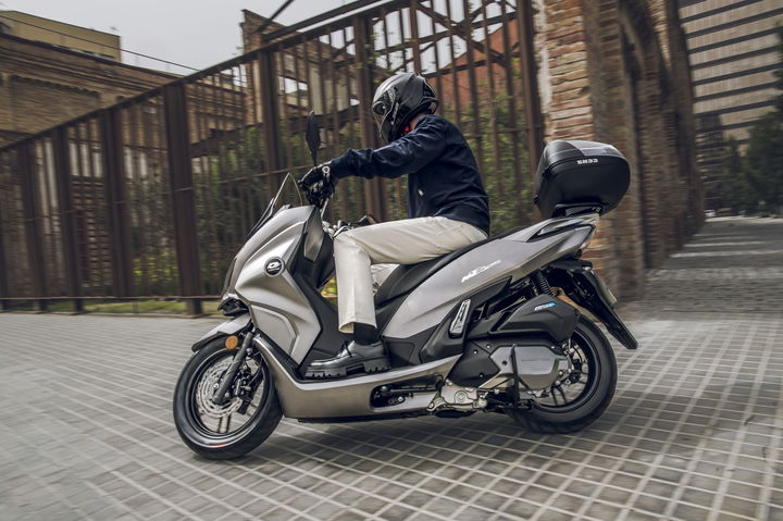 La scooter híbrida ligera con 15 CV, equipada con Full LED y TCS, es una competidora directa de las Honda PCX y Yamaha N-Max. La scooter híbrida ligera con 15 CV, equipada con Full LED y TCS, es una competidora directa de las Honda PCX y Yamaha N-Max.